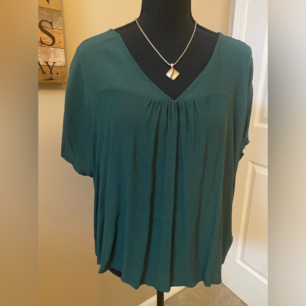 Madewell forest green blouse, gathered at v-neckline keyhole in back, Sz L